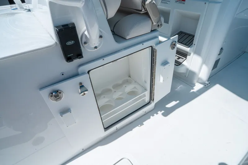 Slide: The Image of Sea Hunt ULTRA 305 CB 2026 - 16