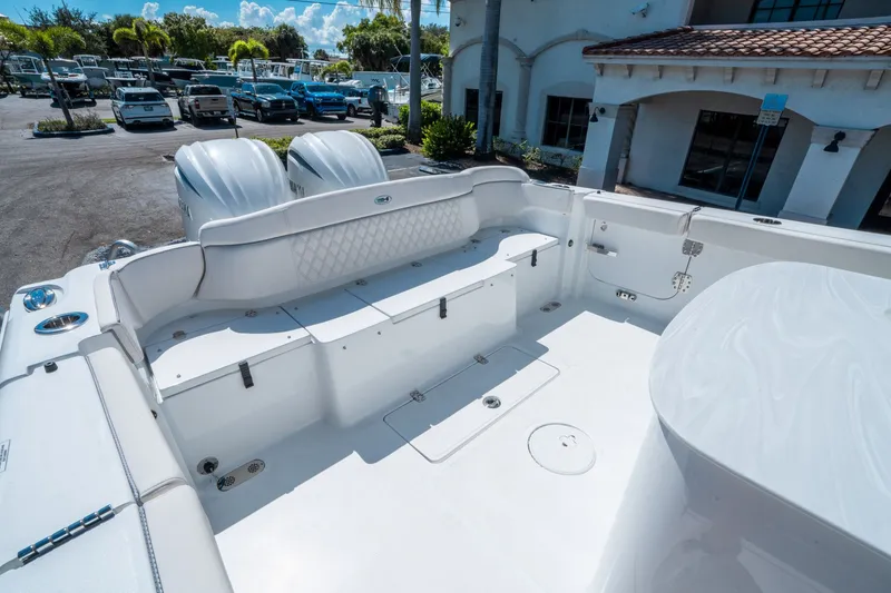 Slide: The Image of Sea Hunt ULTRA 305 CB 2026 - 12