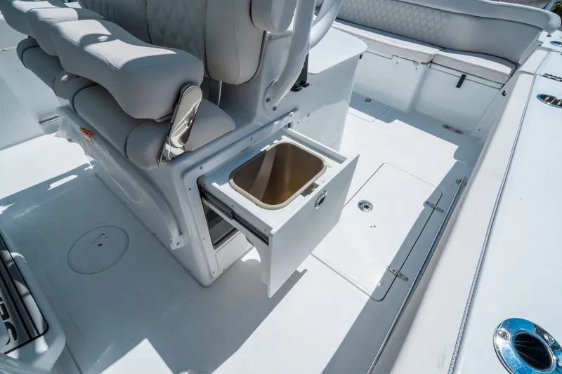 Slide: The Image of Sea Hunt ULTRA 305 CB 2026 - 17