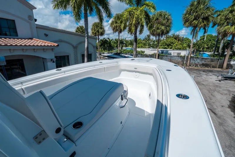 Slide: The Image of Sea Hunt ULTRA 305 CB 2026 - 24