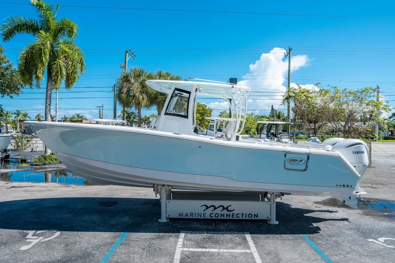 Slide: The Image of Sea Hunt ULTRA 305 CB 2026 - 5