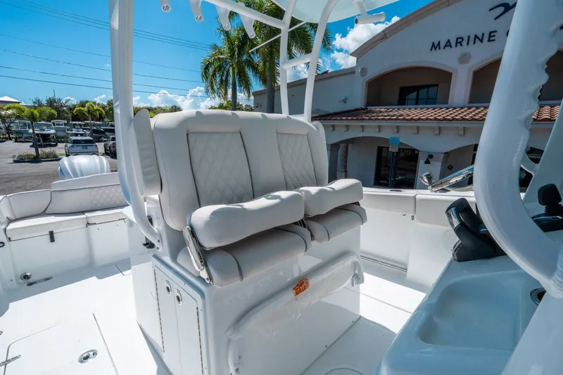 Slide: The Image of Sea Hunt ULTRA 305 CB 2026 - 21