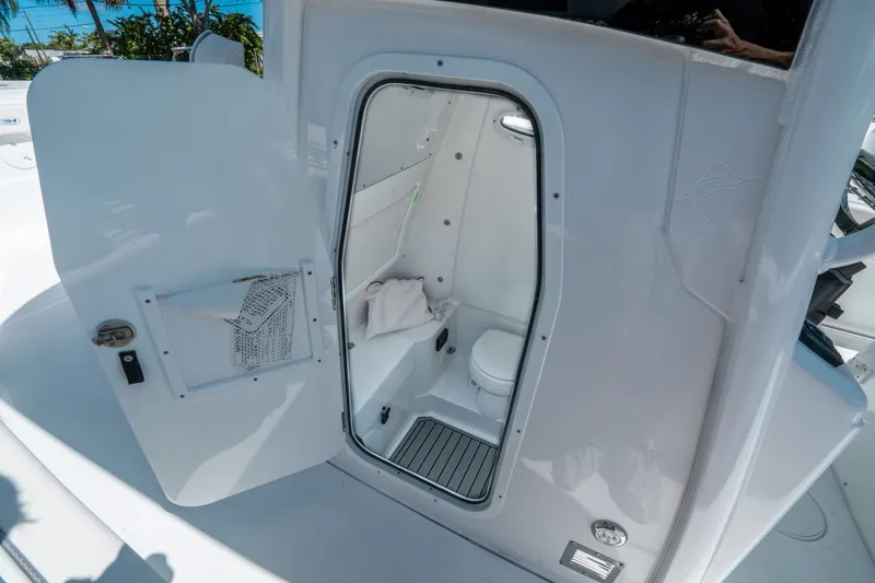 Slide: The Image of Sea Hunt ULTRA 305 CB 2026 - 23