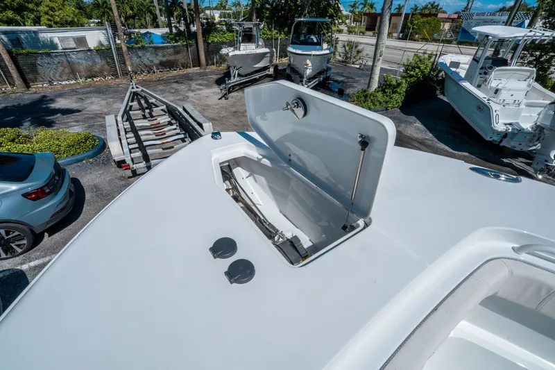 Slide: The Image of Sea Hunt ULTRA 305 CB 2026 - 26