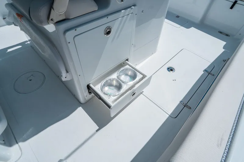 Slide: The Image of Sea Hunt ULTRA 305 CB 2026 - 18