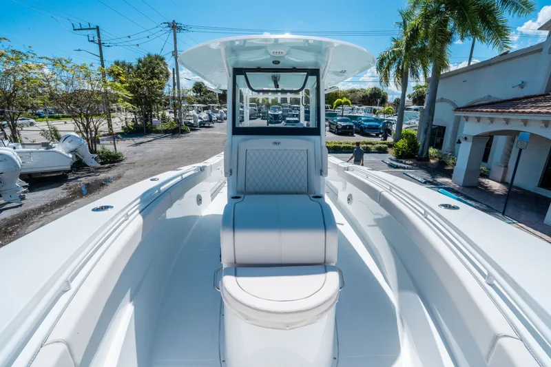 Slide: The Image of Sea Hunt ULTRA 305 CB 2026 - 27