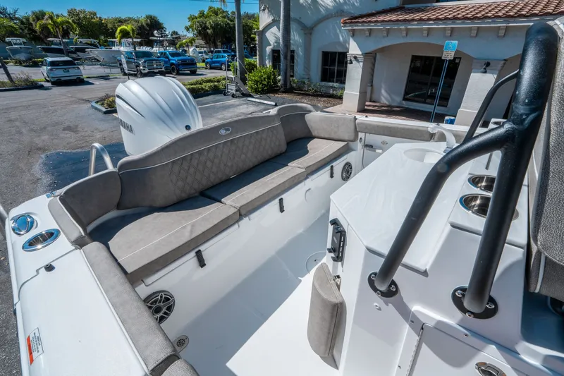 Slide: The Image of Sea Hunt Ultra 255 SE 2026 - 10