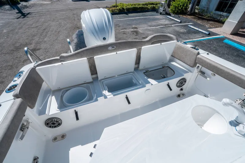Slide: The Image of Sea Hunt Ultra 255 SE 2026 - 12