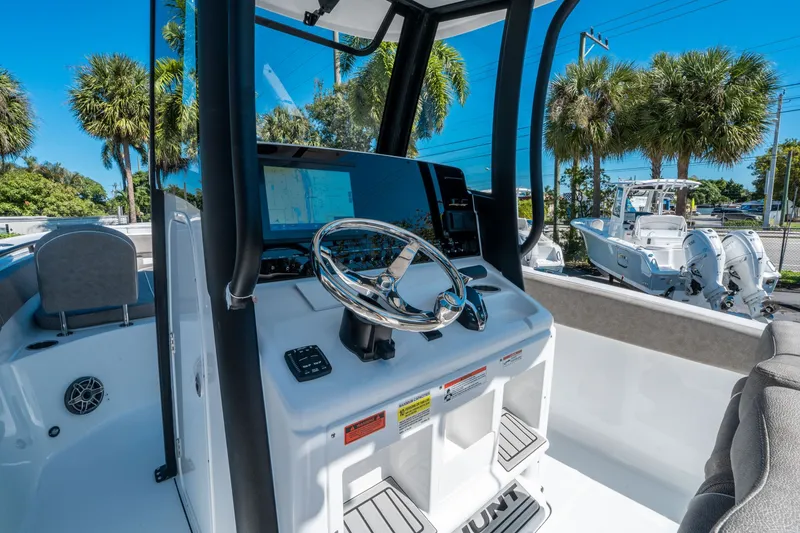 Slide: The Image of Sea Hunt Ultra 255 SE 2026 - 18