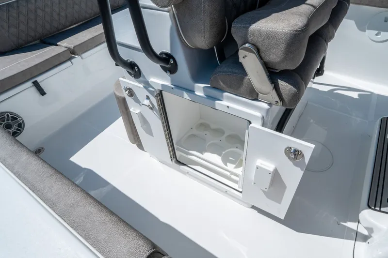 Slide: The Image of Sea Hunt Ultra 255 SE 2026 - 16