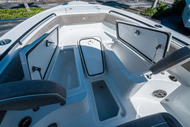 Slide: The Image of Sea Hunt Ultra 255 SE 2026 - 24