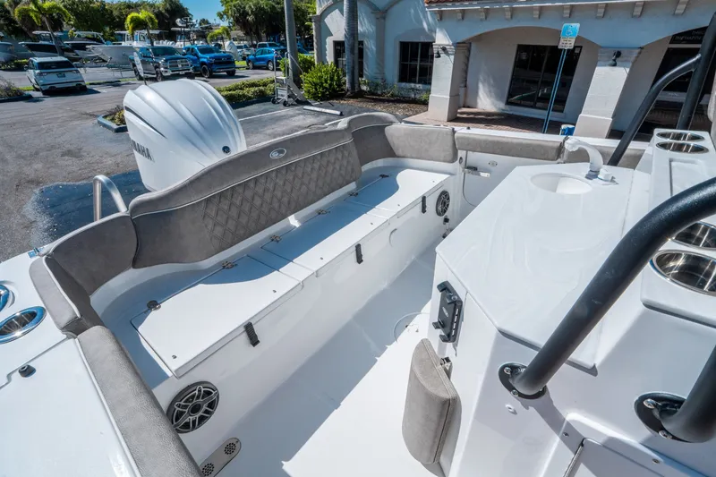 Slide: The Image of Sea Hunt Ultra 255 SE 2026 - 11