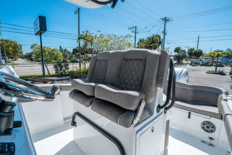 Slide: The Image of Sea Hunt Ultra 255 SE 2026 - 19