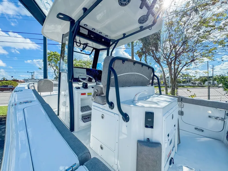 Slide: The Image of Sea Hunt Ultra 255 SE 2026 - 6