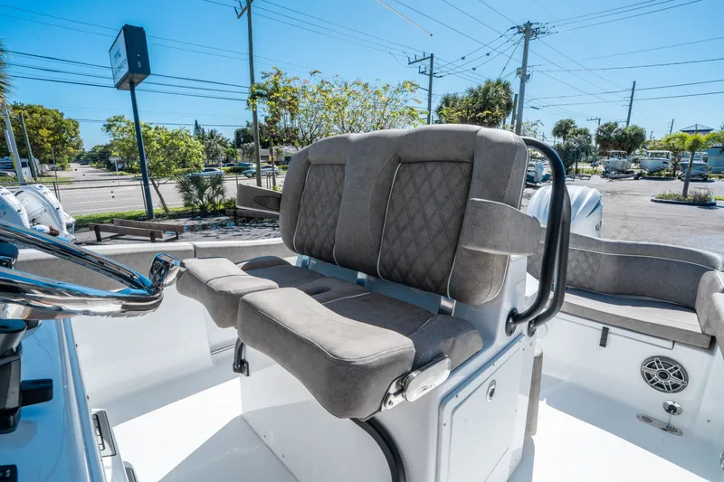 Slide: The Image of Sea Hunt Ultra 255 SE 2026 - 20