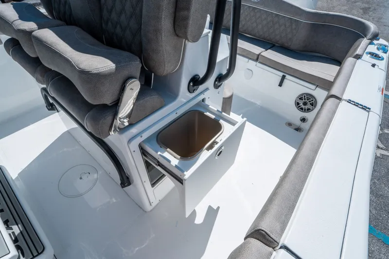 Slide: The Image of Sea Hunt Ultra 255 SE 2026 - 14