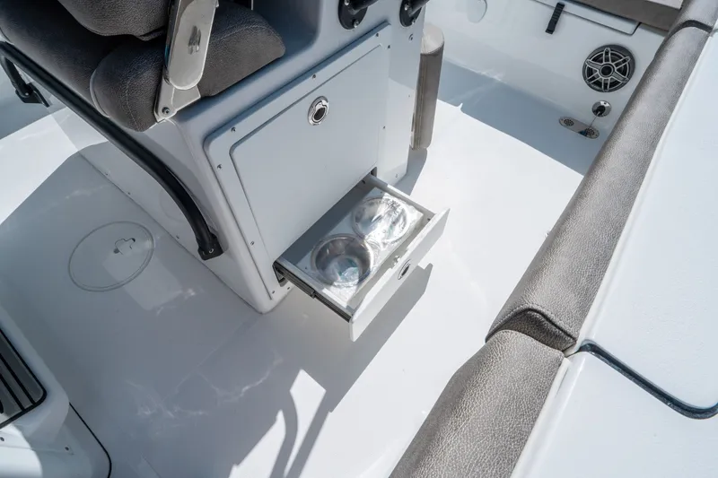 Slide: The Image of Sea Hunt Ultra 255 SE 2026 - 15