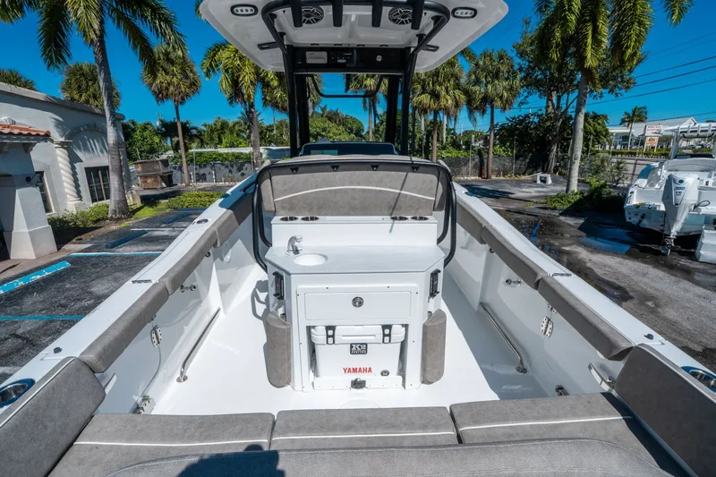 Slide: The Image of Sea Hunt Ultra 255 SE 2026 - 9