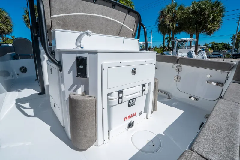 Slide: The Image of Sea Hunt Ultra 255 SE 2026 - 13