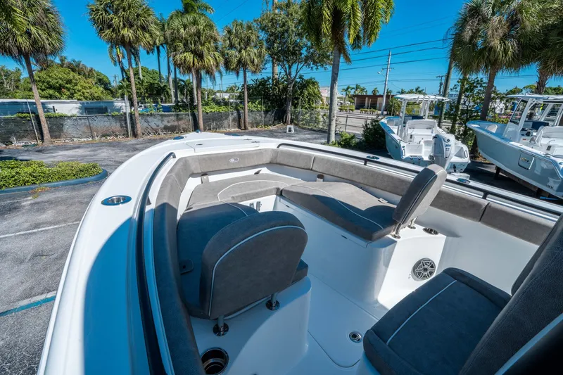 Slide: The Image of Sea Hunt Ultra 255 SE 2026 - 22