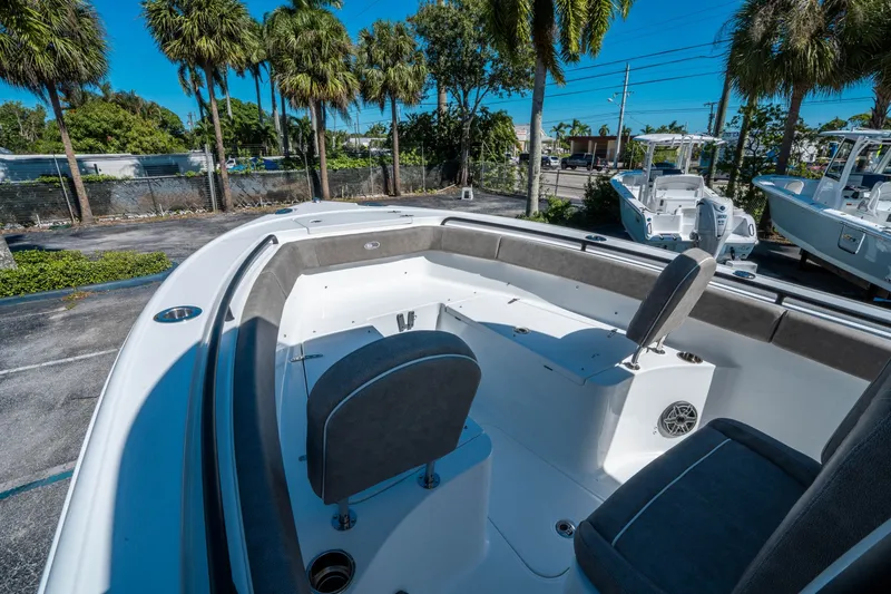 Slide: The Image of Sea Hunt Ultra 255 SE 2026 - 23