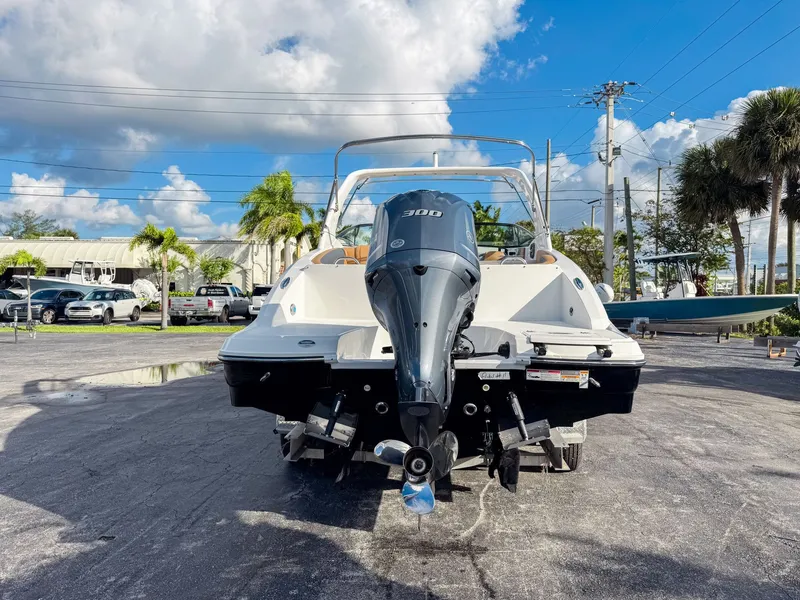 Slide: The Image of Hurricane SunDeck 2690 OB 2026 - 3