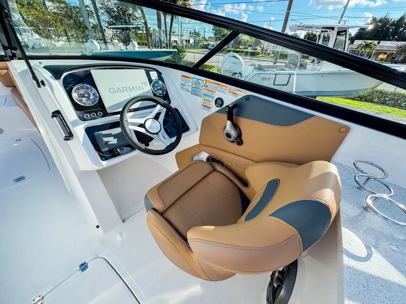 Slide: The Image of Hurricane SunDeck 2690 OB 2026 - 12