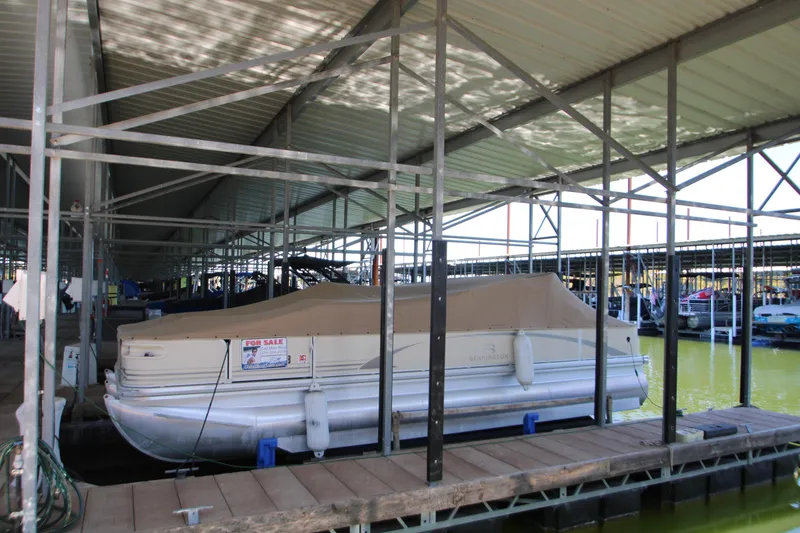 The Image of 2005 Bennington 2275FSi pontoon boat docked, covered, and for sale. - 0