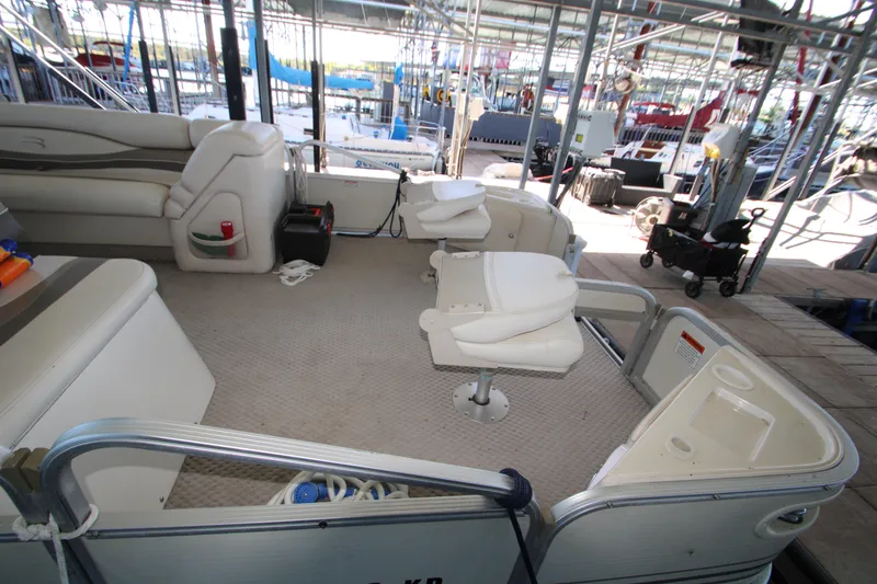 Slide: The Image of 2005 Bennington 2275FSi pontoon boat interior with seating and fishing chairs. - 12