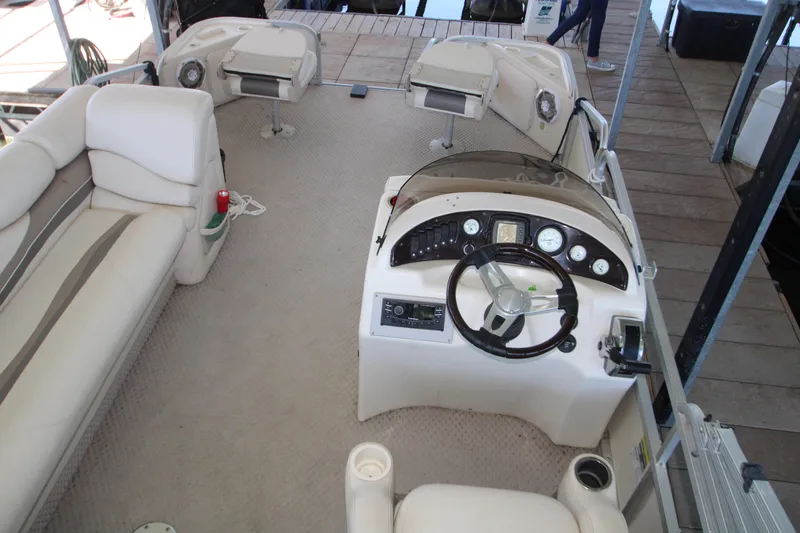 Slide: The Image of 2005 Bennington 2275FSi boat interior with steering console and seating area. - 15