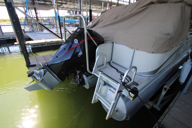 Slide: The Image of 2005 Bennington 2275FSi pontoon boat with covered deck and outboard motor at dock. - 20