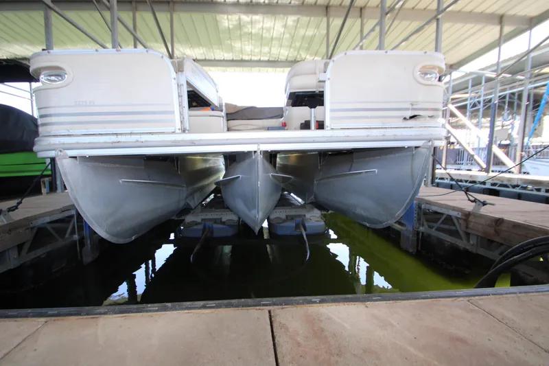Slide: The Image of 2005 Bennington 2275FSi pontoon boat docked in a covered marina. - 22