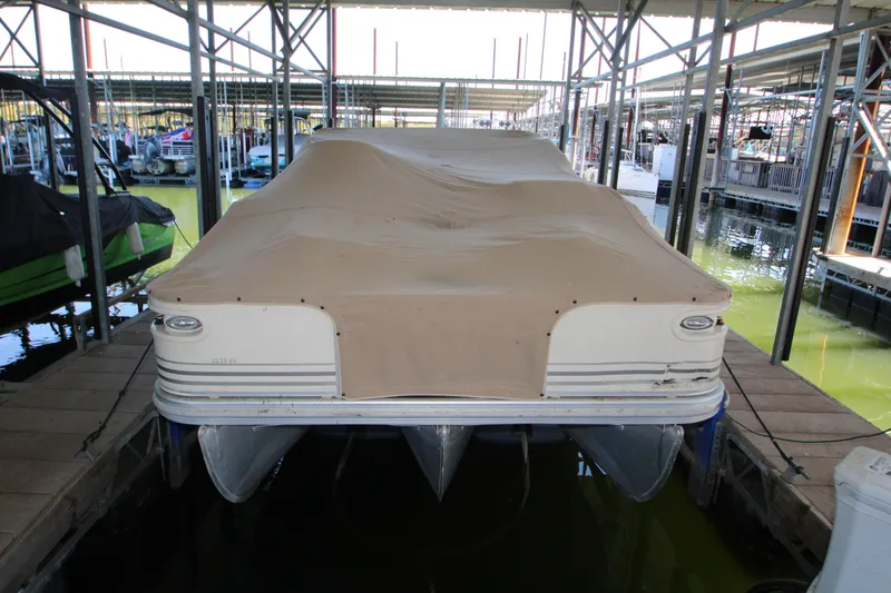 Slide: The Image of Covered 2005 Bennington 2275FSi pontoon boat docked in a marina. - 4