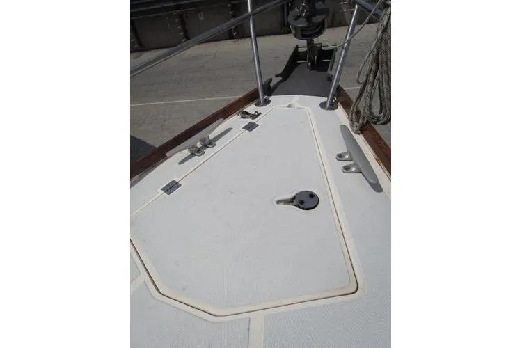 Slide: The Image of 1988 CAL 28 sailboat deck with hatch and railing. - 16