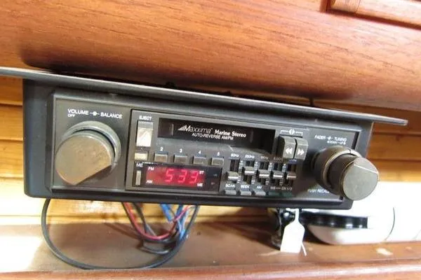 Slide: The Image of Vintage Maxxima marine stereo system in a 1988 CAL 28 boat. - 32