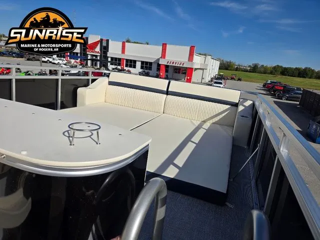 Slide: The Image of Avalon 25' CATALINA ENTERTAINER FUNSHIP 2026 - 18