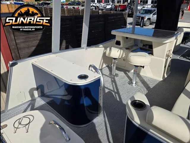 Slide: The Image of Avalon 25' CATALINA ENTERTAINER FUNSHIP 2026 - 19