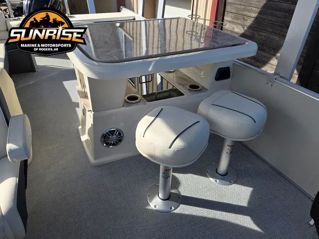 Slide: The Image of Avalon 25' CATALINA ENTERTAINER FUNSHIP 2026 - 21