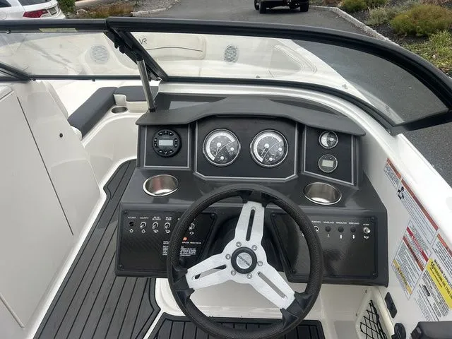 Slide: The Image of Bayliner VR6 Bowrider 2022 - 5