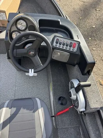 Slide: The Image of Alumacraft Classic 165 Side Console 2026 - 10