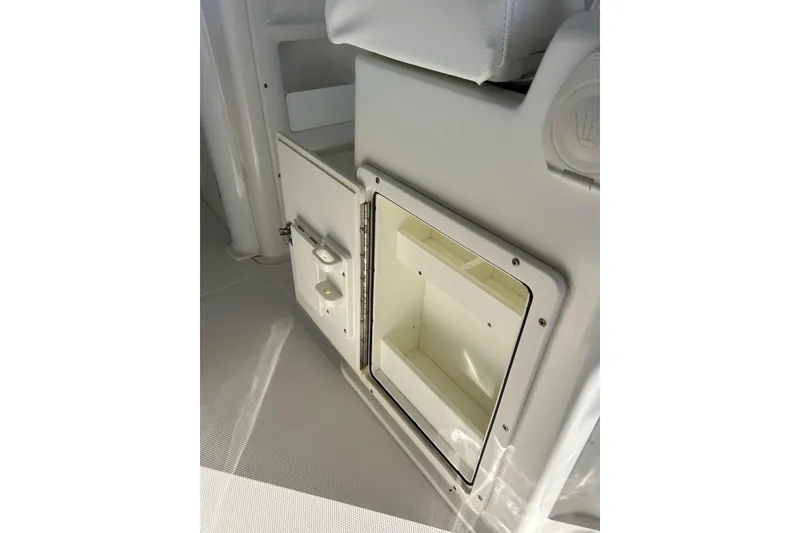 Slide: The Image of 2015 Sea Hunt Gamefish 25 boat storage compartment, open and empty. - 19