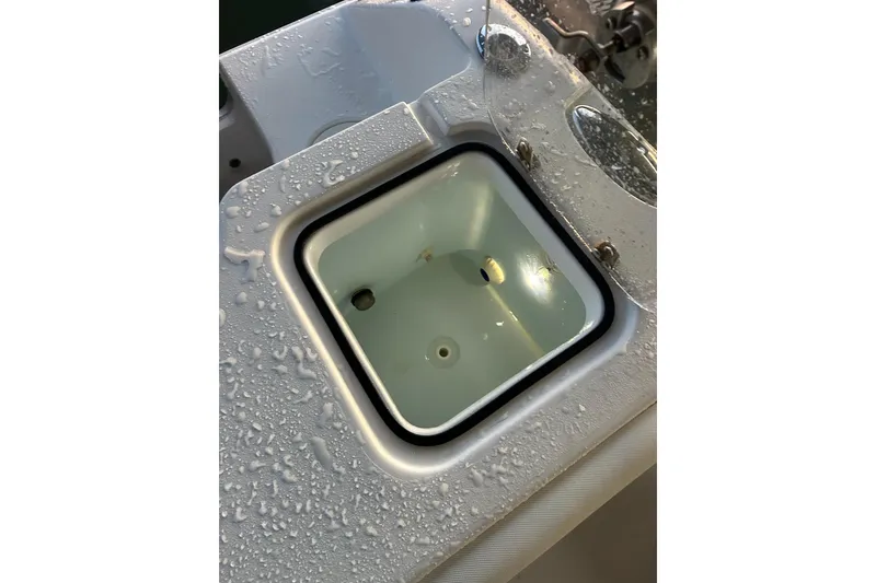 Slide: The Image of 2015 Sea Hunt Gamefish 25 livewell with water droplets on the surface. - 9