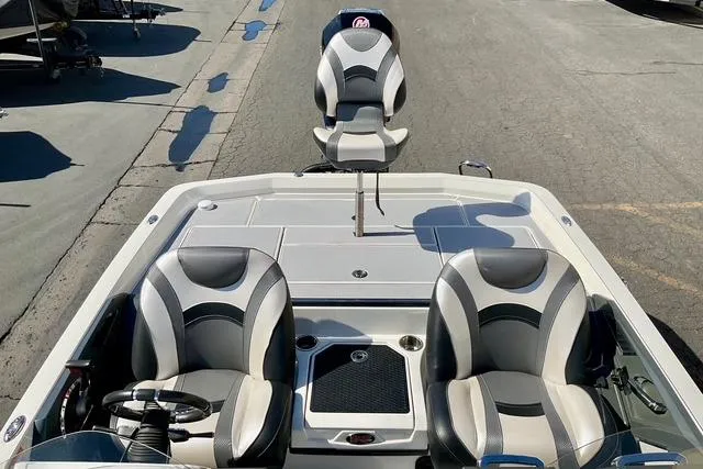 Slide: The Image of 2020 Ranger Z521L Intracoastal boat with sleek seating and modern design. - 15