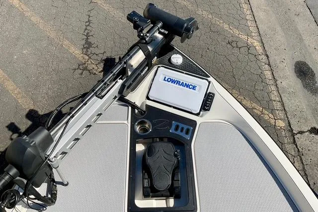 Slide: The Image of 2020 Ranger Z521L Intracoastal boat with Lowrance electronics and trolling motor. - 18