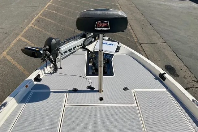 Slide: The Image of 2020 Ranger Z521L Intracoastal boat deck with seat and trolling motor. - 19