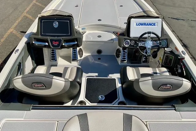 Slide: The Image of 2020 Ranger Z521L Intracoastal boat interior with dual consoles and Lowrance electronics. - 27