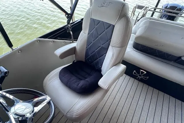 Slide: The Image of Captain's chair on 2021 Silver Wave 2410 SW7 JS boat, featuring luxury seating and steering wheel. - 18