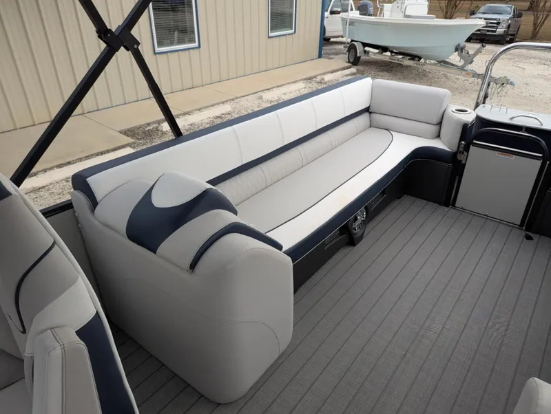 Slide: The Image of Avalon CATALINA 25 QUAD LOUNGER 2025 - 11