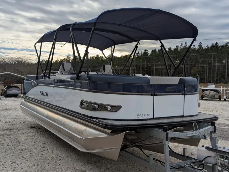 Slide: The Image of Avalon CATALINA 25 QUAD LOUNGER 2025 - 24