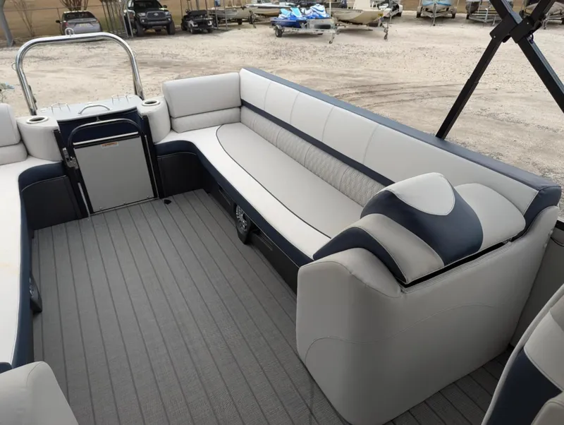 Slide: The Image of Avalon CATALINA 25 QUAD LOUNGER 2025 - 25